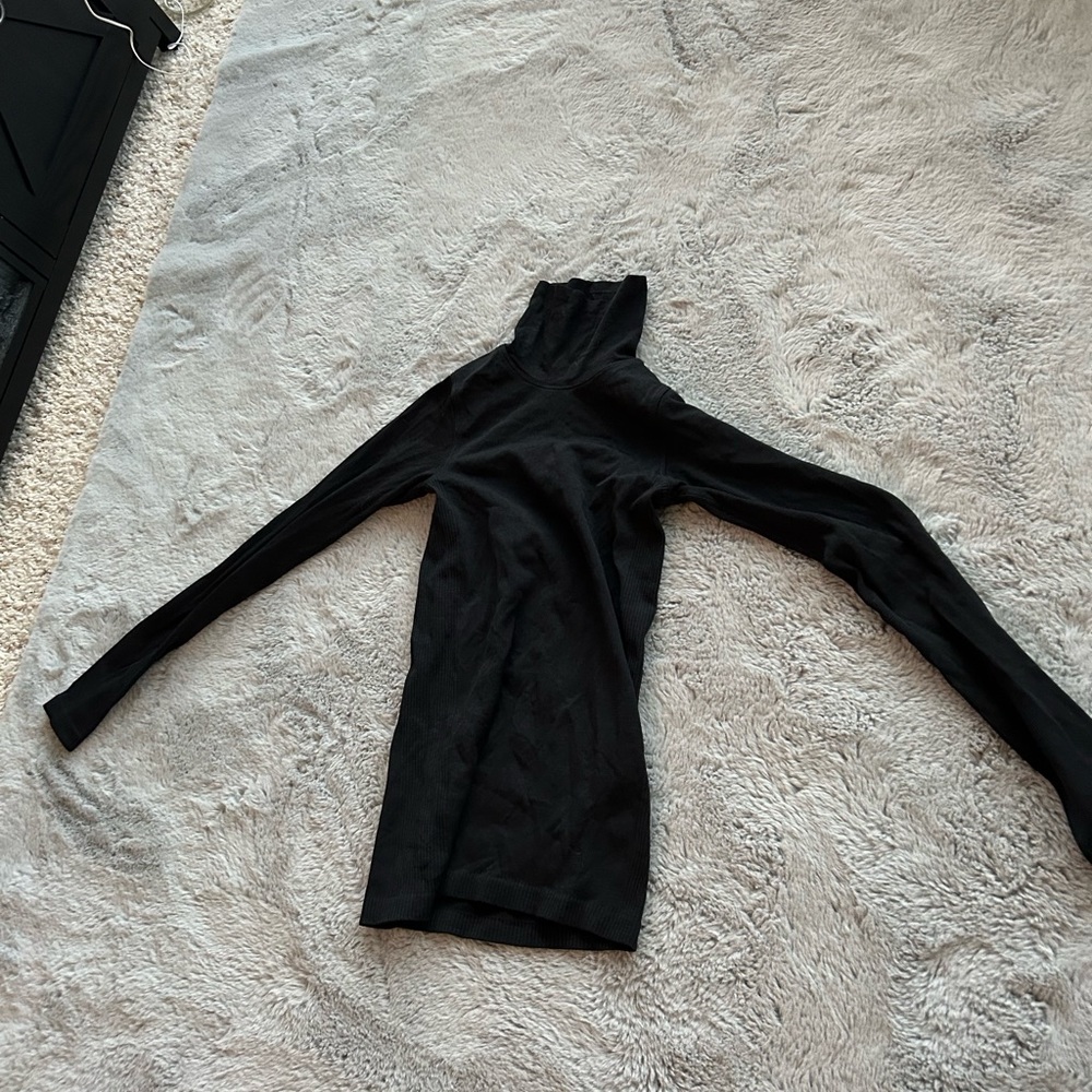 Lululemon | Black Crown Turtle neck sweatshirt